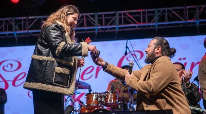 Kuşadası nda sevgililer günü evlenme teklifiyle taçlandı