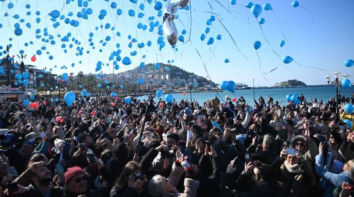 Kuşadası nda sevinç balonları SMA lı Teoman bebek için uçuruldu