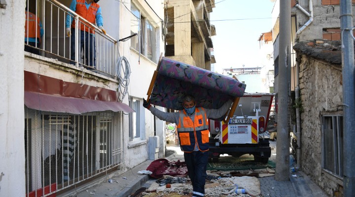 Kuşadası ndaki evden 6 kamyon atık çıktı!