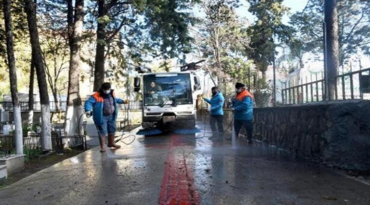 Kuşadası ndaki mezarlıklarda hummalı çalışma