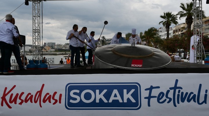 Kuşadası sokaklarını festival ruhu sardı!