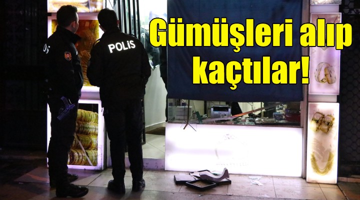 Kuyumcudan hırsızlık... Gümüşleri alıp kaçtılar!