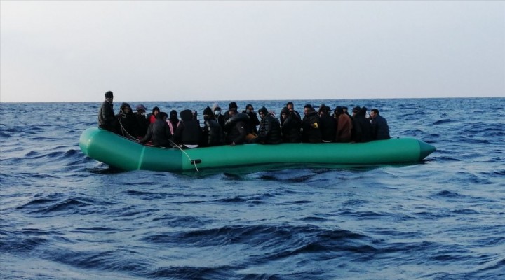 Lastik bottaki göçmenler kurtarıldı!