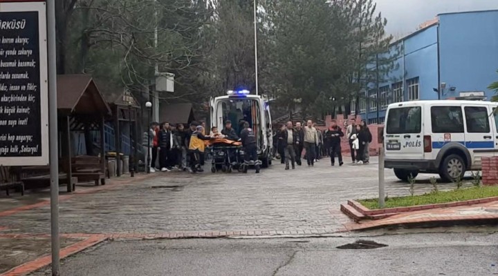 Lise öğrencileri arasında bıçaklı kavga: 3 yaralı!