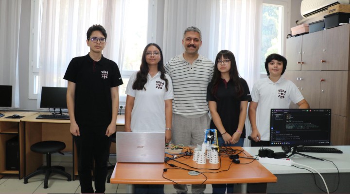 Lise öğrencileri, atık elektronik eşyalardan akıllı mikroskop üretti