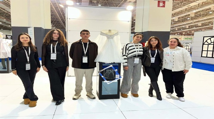 Liseliler, ipek kozasından tasarladıkları gelinlikleri IF Wedding Fashion İzmir de sergiledi