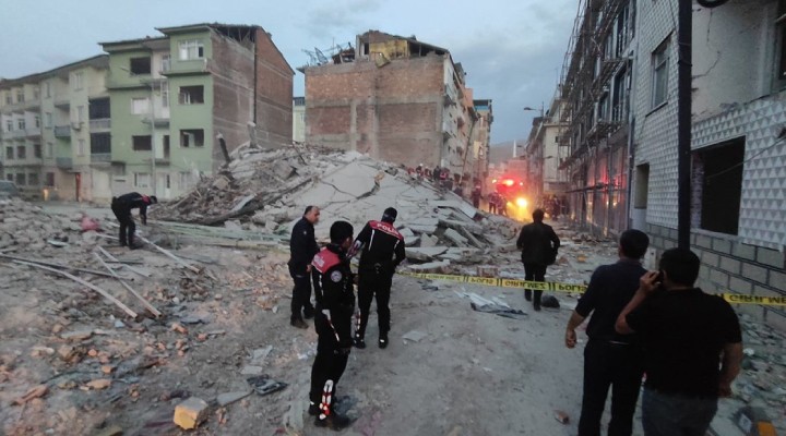 Malatya da hasarlı bina çöktü!