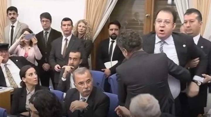 Meclis te gergin anlar! Hakaretler havada uçuştu:  Senin kafanı koparırım 
