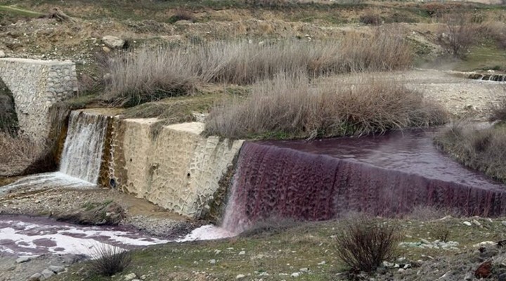 Menderes Nehri nde ürküten görüntü... Su iki farklı renkte akıyor!