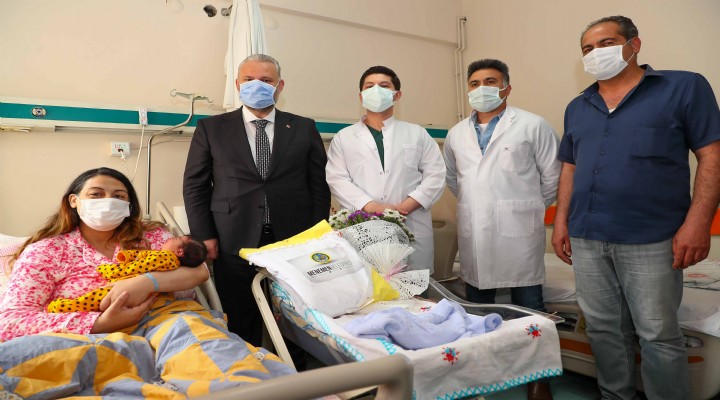 Menemen de doğum yapan annelere hediye paketi