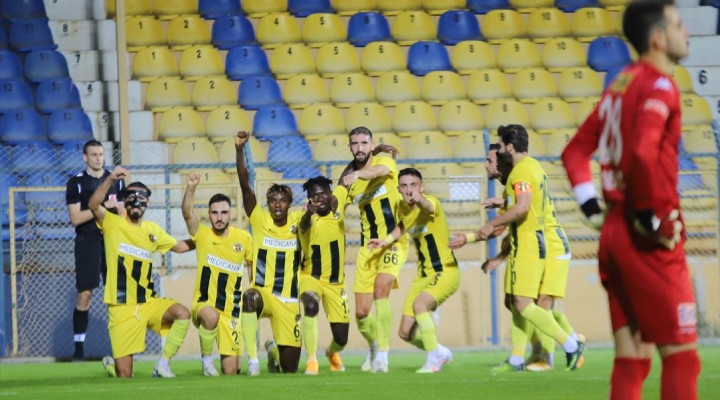 Menemenspor Ümraniye önünde