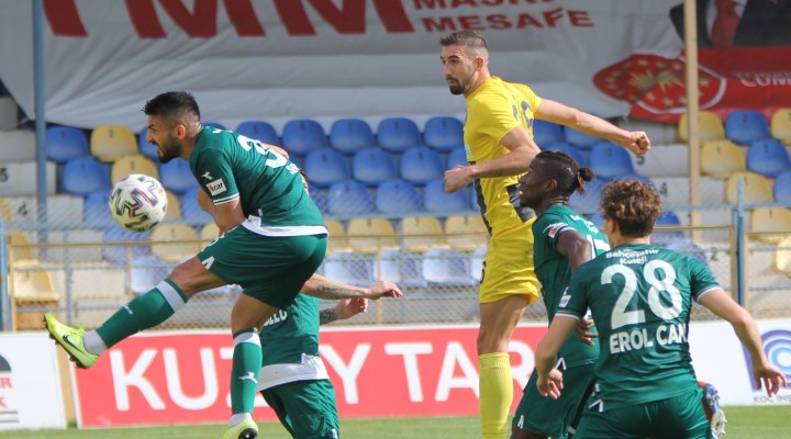 Menemenspor lidere çarpıldı