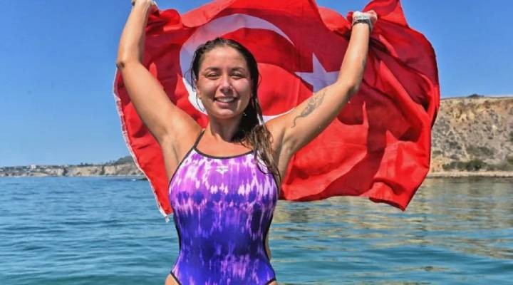 Milli yüzücü Bengisu Avcı dan tarihi başarı!