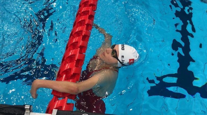 Milli yüzücü Elif İldem, 21 yıllık rekoru kırdı!