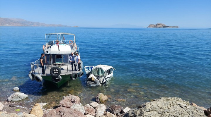 Minibüs, Van Gölü ne uçtu... Yaralılar var!