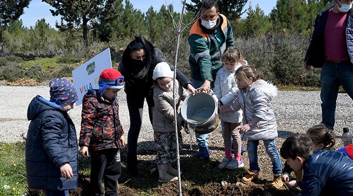 Minik eller fidanları toprakla buluşturdu