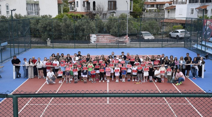 Minik tenisçiler 23 Nisan kupası için kıyasıya mücadeleye başladı