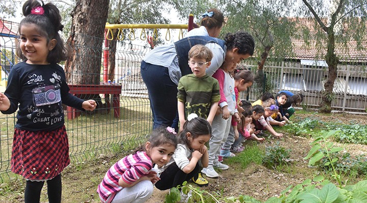 Minikler sevgi tohumları ekiyor