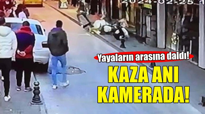 Motosiklet yayaların arasına daldı... İzmir deki kaza kamerada!