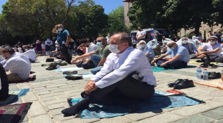 Muharrem İnce cuma namazını Ayasofya nın avlusunda vatandaşlarla kıldı