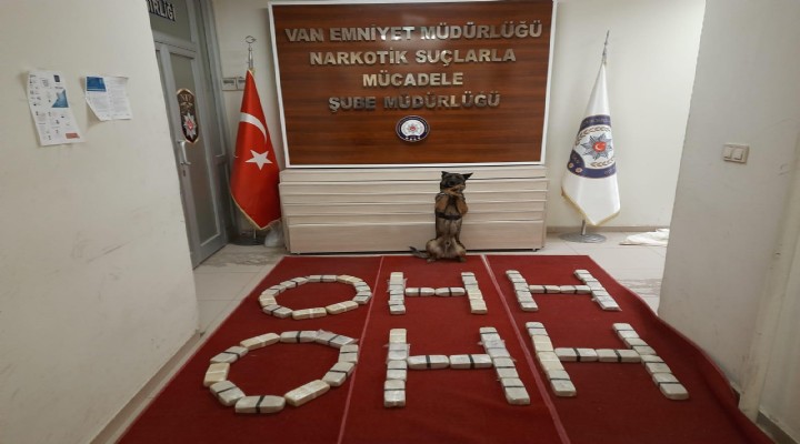 Narkotik polisi, uyuşturucu paketleriyle  ohh ohh  yazdı!