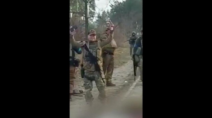 New York Times elleri bağlı Rus askerlerinin öldürüldüğü videoyu doğruladı