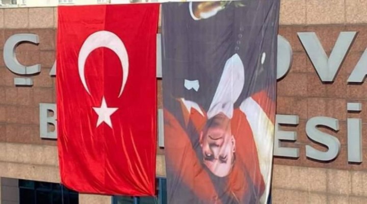 O belediye, Atatürk ün resmini ters astı