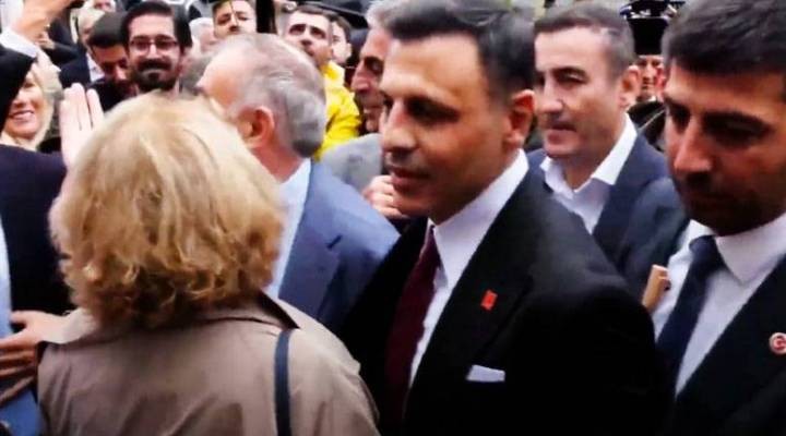 Olağanüstü kongrede bir kez daha CHP İstanbul İl Başkanı seçilen Özgür Çelik, mazbatasını alıyor