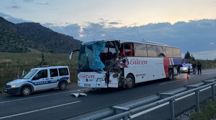 Otobüs TIR la çarpıştı: Ölü ve yaralılar var!