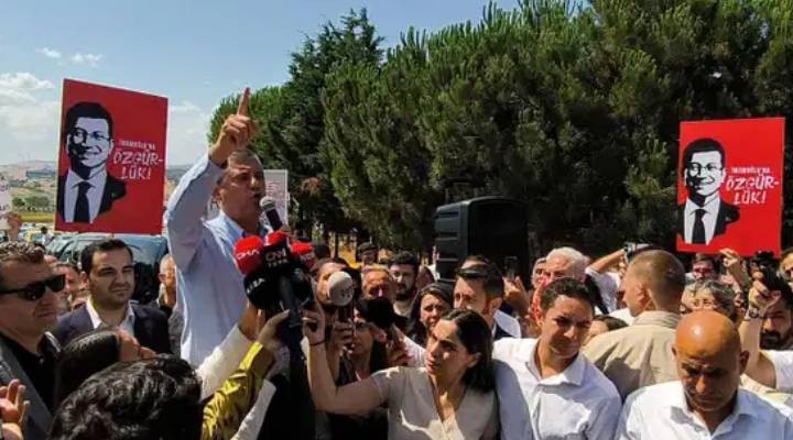 Özel den aynı günde üç duruşmaya tepki:  Biz kararı çoktan verdik  mesajıdır
