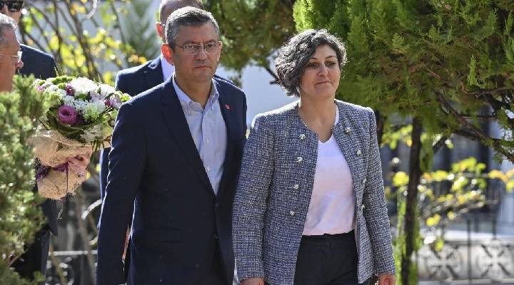 Özel, eşinin emekli maaşını açıkladı,  şükür  diyen esnafa sitem etti