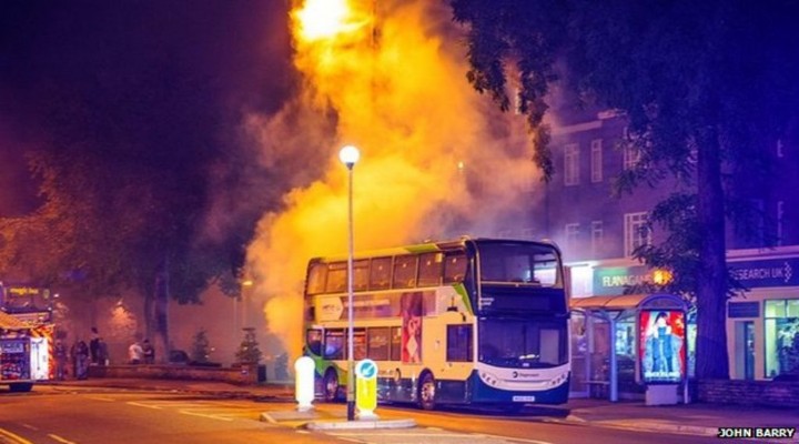 Esenyurt ta özel halk otobüsü yandı!