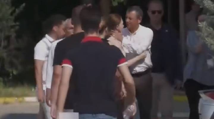 Özgür Özel, Ferdi Zeyrek in kızını sınav sabahı yalnız bırakmadı