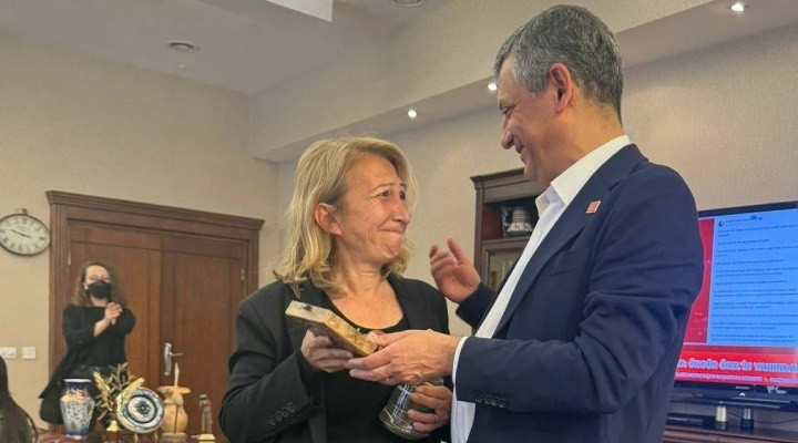 Özgür Özel, genel başkanlık mührünü Muğla Milletvekili Derici ye emanet etti
