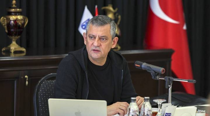 Özgür Özel kurmaylarıyla pazar kampına girdi