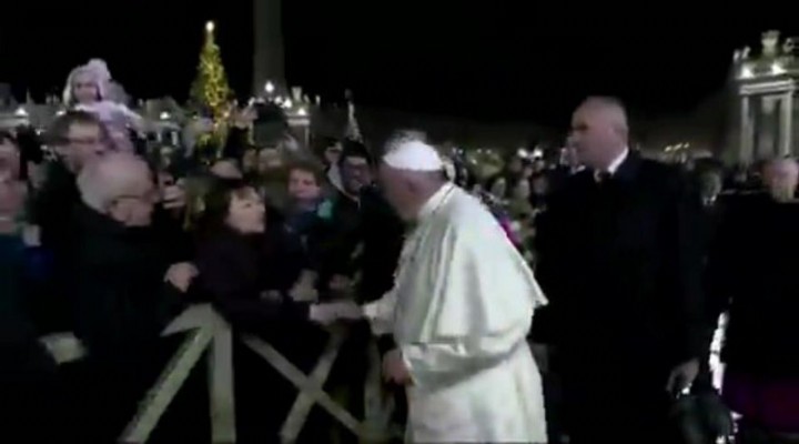 Papa, elini bırakmayan kadına kızdı