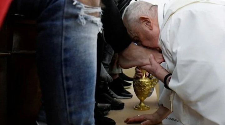 Papa, mahkumların ayaklarını yıkayıp öptü!