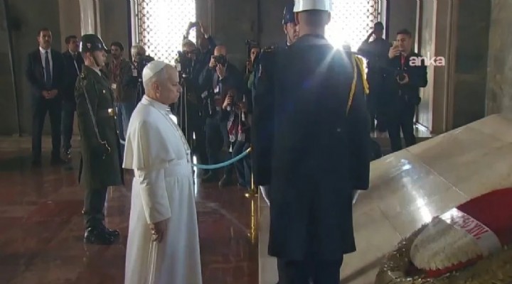Papa nın ilk durağı Anıtkabir: Mozole önünde saygı