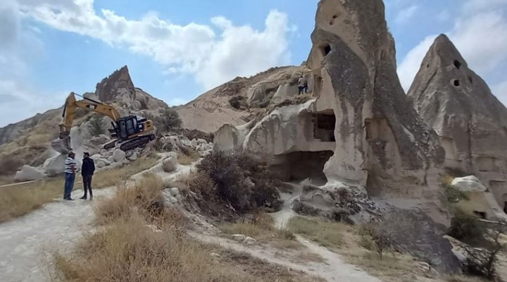 Peri Bacaları iş makineleriyle yıkılıyor!