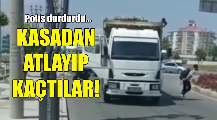 Polis durdurunca kasadan atlayıp kaçtılar!