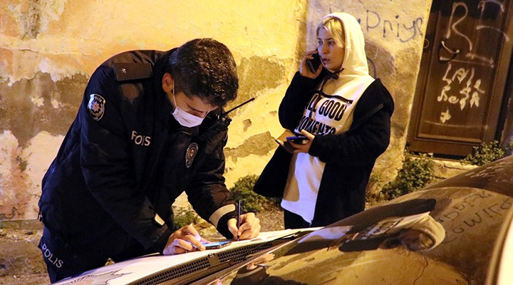 Polisi görünce 2 kadını ve aracını bırakıp kaçtı!