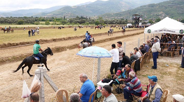 Rahvan atlar Tire de yarıştı
