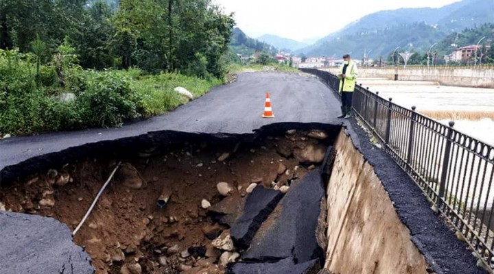 Rize’de yağmur nedeniyle yollar çöktü binalar boşaltıldı