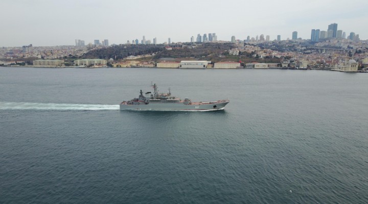 Rus savaş gemileri İstanbul Boğazı ndan geçti!