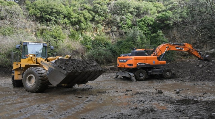 Sağanak felaketi sonrasında Kuşadası Belediyesi ekipleri sahada