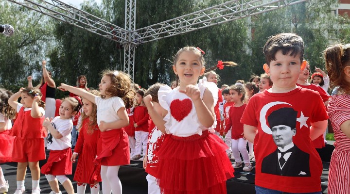 Sahnede şarkı, parkurlarda oyun