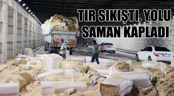 TIR sıkıştı, yolu saman kapladı