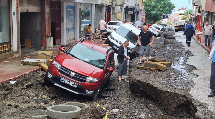 Samsun u sağanak vurdu... Yollar yarıldı, araçlar içine düştü!