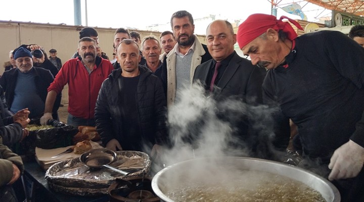 Seferihisar daki Karadeniz Festivali nde 1 ton hamsi dağıtıldı