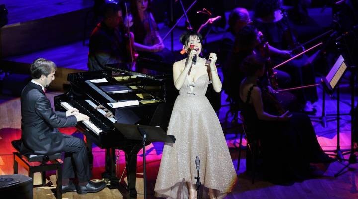 Şevval Sam hem söyledi hem yönetti